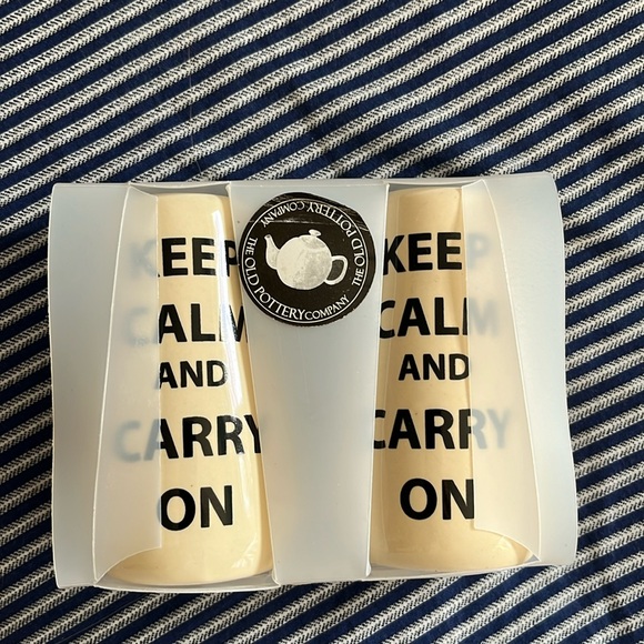 Salt and pepper shakers New inbox “KEEP CALM AND CARRY ON” ceramic 4 inches - Picture 2 of 8